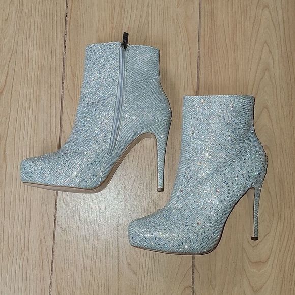 LAUREN LORRAINE "SIMMER" SILVER EMBELLISHED ANKLE BOOTS, SIZE 9.5 - Picture 9 of 11